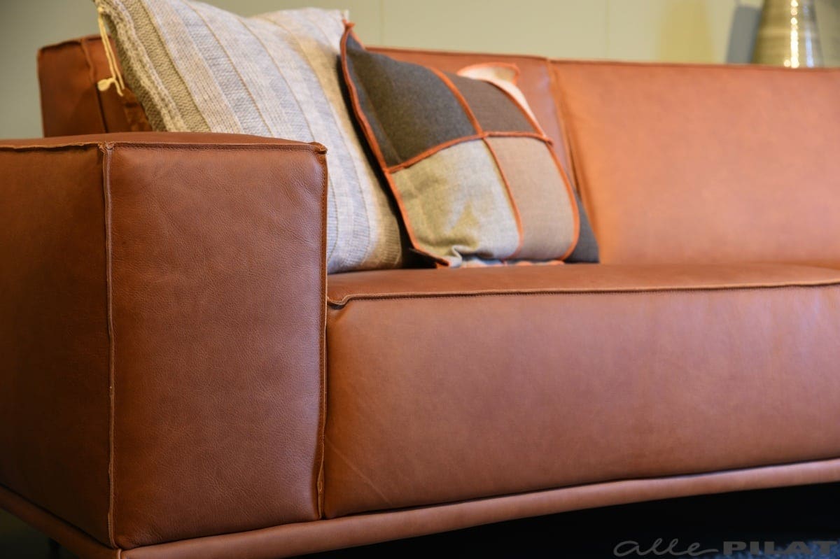 Cognac leren bank jurre is groot en stoer woonwinkel alle pilat