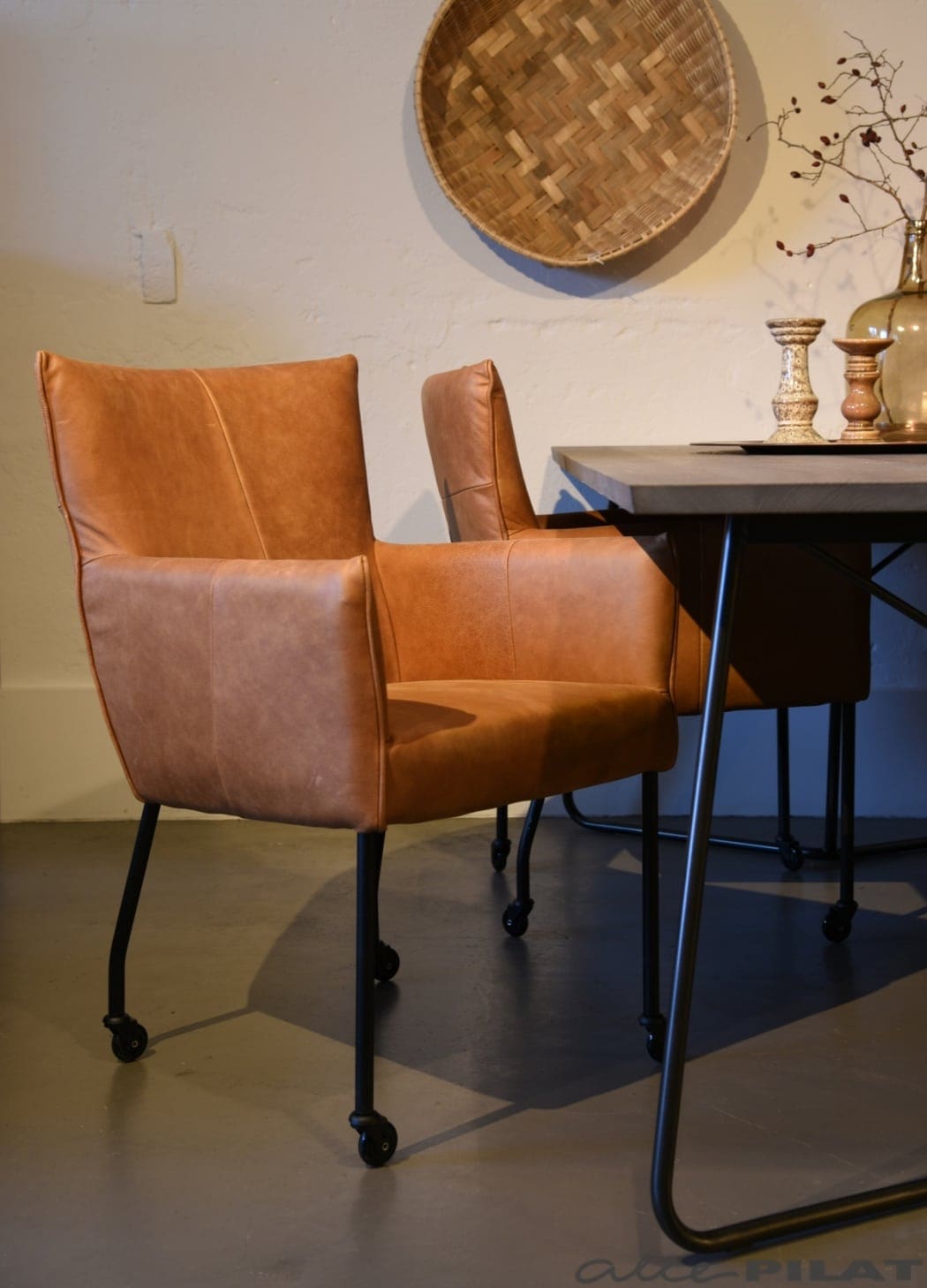Eetkamerstoel Stef in cognac leer en op Woonwinkel Alle Pilat
