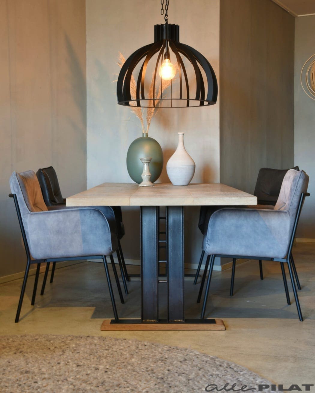 Stoere en grote eiken tafel Sterk