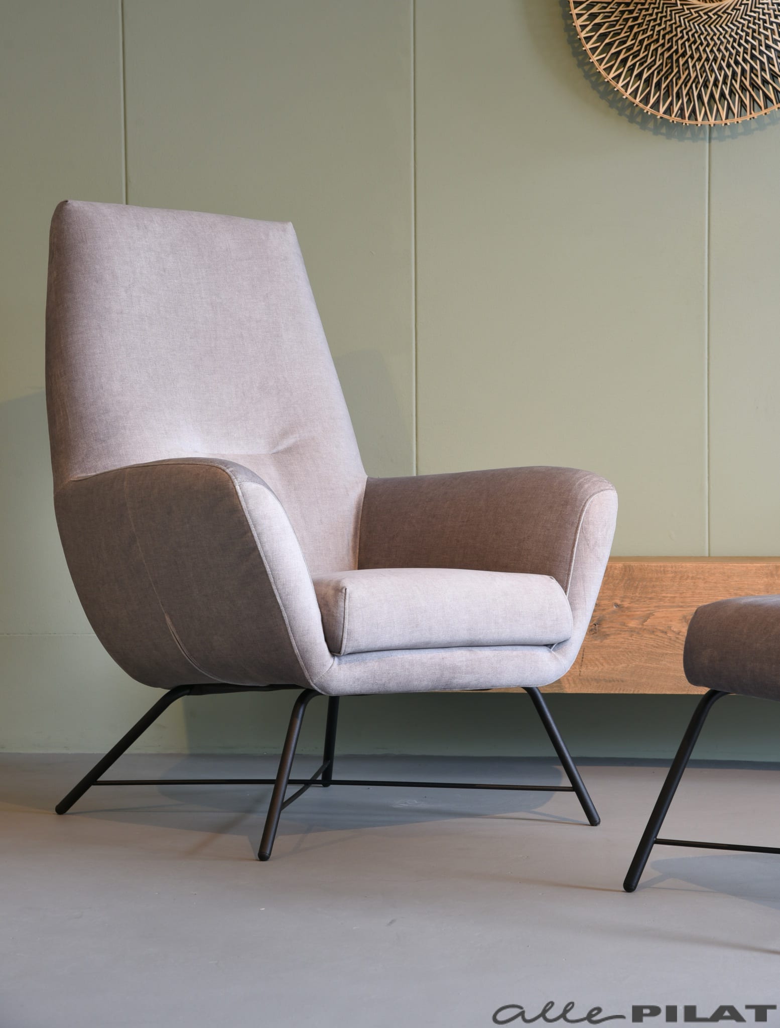 Duwen stropdas Verdraaiing Fauteuil Lex met hoge rug in grijze velours stof - Woonwinkel Alle Pilat