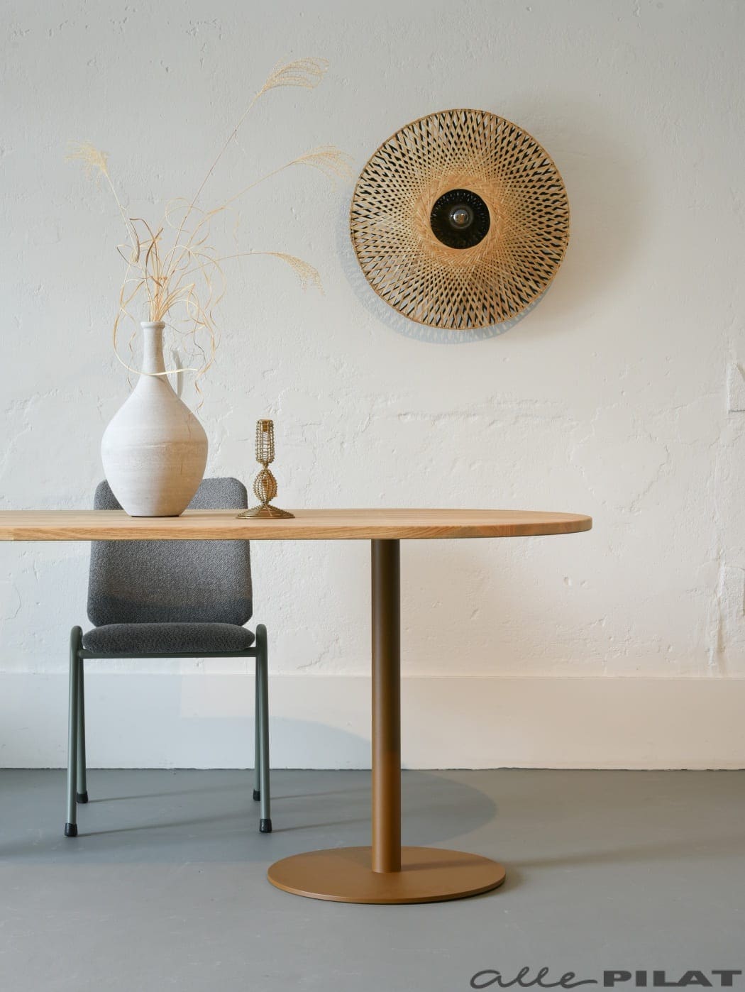 Unieke tafel met gekleurde poten