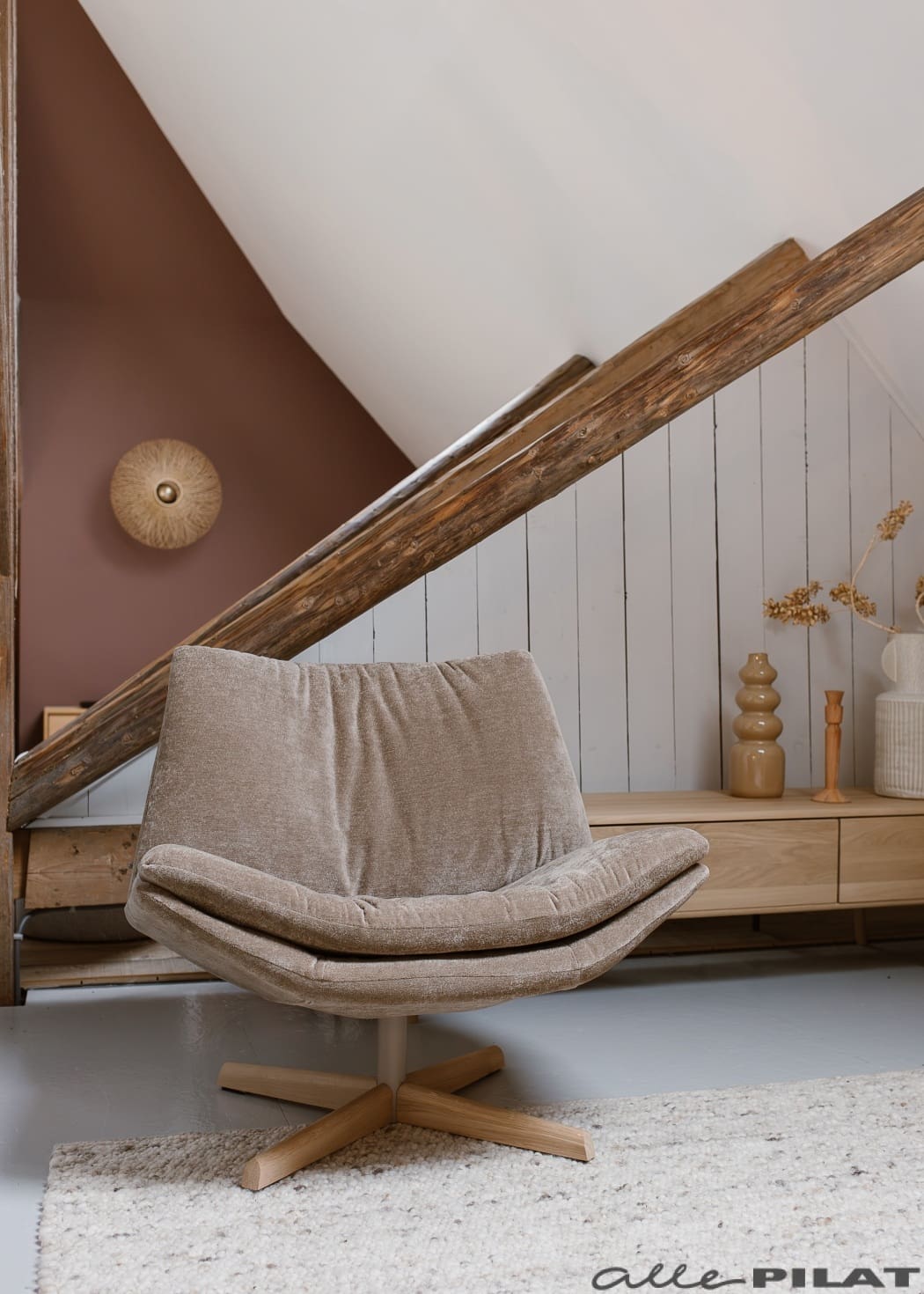 Draaifauteuil Fie met houten poot