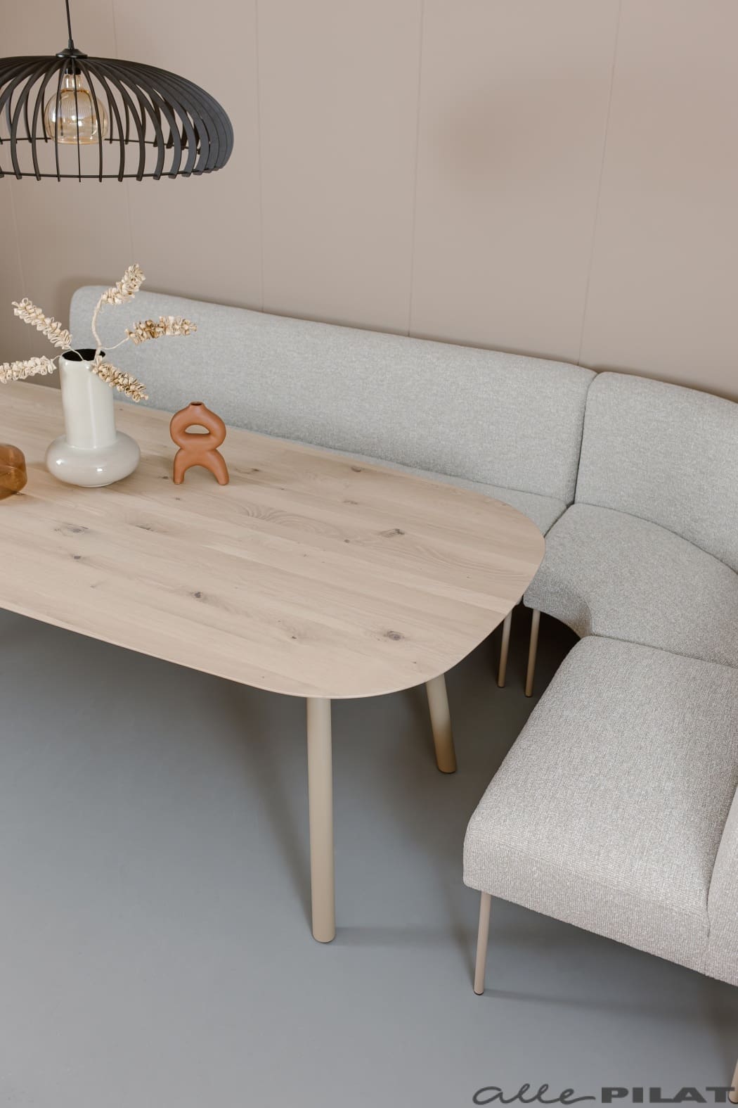 Deens ovalen tafel Suus met beige poot